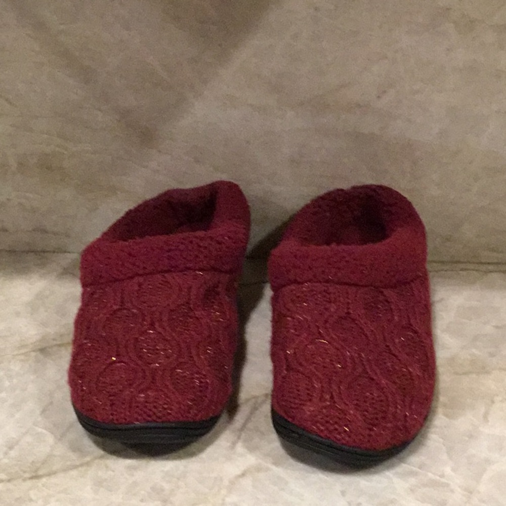 Women’s New Dearfoams Burgundy size 7-8 Crocheted Slipper & Gold Thread Accents